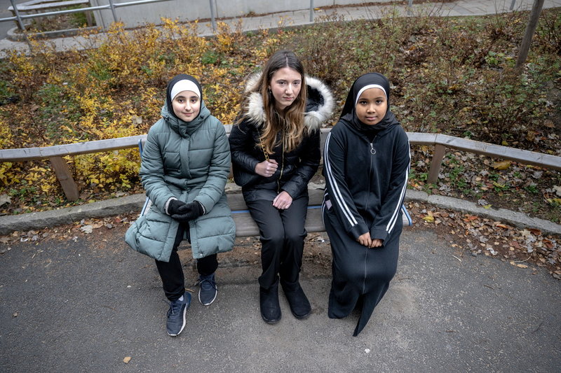 Många videor som innehåller desinformation om kriget avslutas med en uppmaning om att skicka den vidare till andra så att innehållet sprids, berättar Farah Hamud.