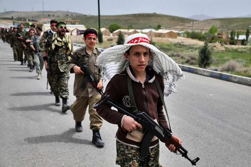 Indoktrineringen börjar tidigt. Unga Basijgardister på träning i nordöstra Teheran. Bild från 2015.