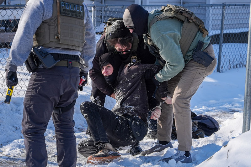 En person grips av federal polis i Minneapolis i början av februari.