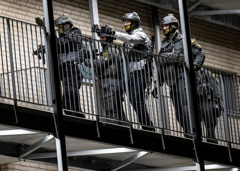 Arkivbild på polisens insatsstyrka. Flera ungdomar som nu får hjälp i Exit-programmet har varit i kontakt med insatsstyrkan, efter långtgående planer på att begå våldsdåd.