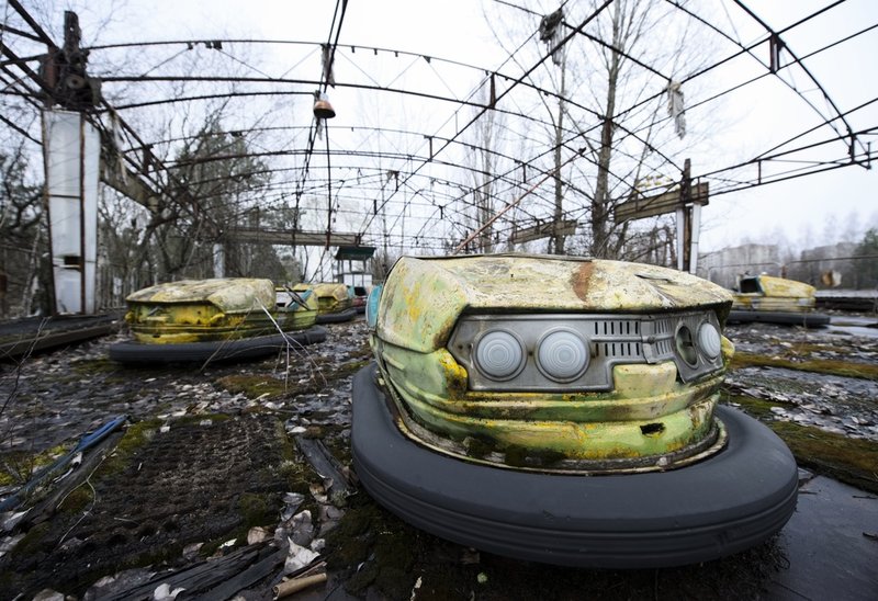 Radiobilar på nöjesfältet i spökstaden Prypjat. Staden byggdes bara något decennium före olyckan, men är fortfarande evakuerad. Bilden är från 2011.