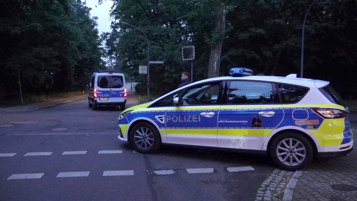 En stor polisinsats pågår i områdena Leinmachnow, Teltow och Stahnsdorf med helikoptrar och beväpnade jägare.