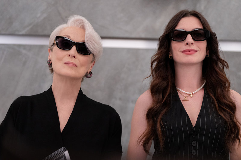 Meryl Streep och Anne Hathaway repriserar sina roller, 20 år efter originalfilmen, som Miranda Priestly och Andie Sachs i "Djävulen bär Prada 2". Pressbild.