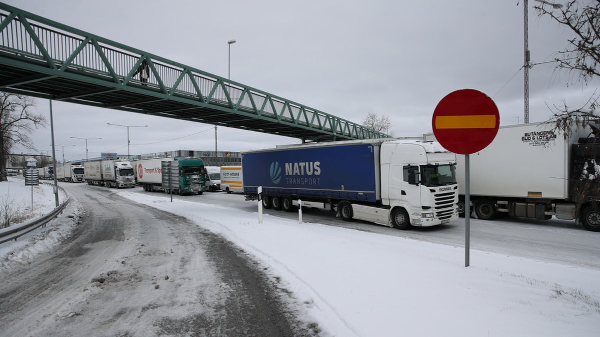 Trafikkaoset är stort på flera håll i landet, här E4 vid Jönköping.