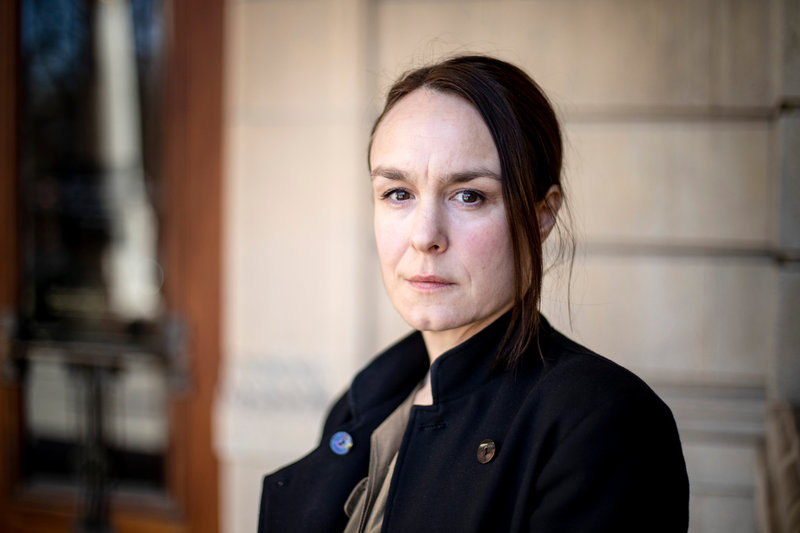 'Jag börjar närma mig 50, jag har sällan känt att det pågår så mycket relevant och spännande samtidigt på Dramaten. Man spelar 'Fröken Julie', 'Linje Lusta'. Vi spelar Dostojevskij, nyskrivet, vi läser poesi av Lars Norén', säger skådespelaren Rebecka Hemse som inte delar Marie Göranzons oro.