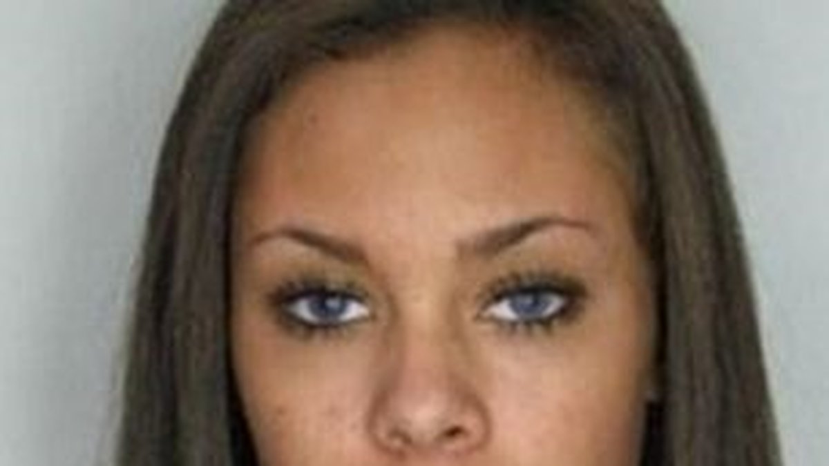 Denna skönhet hamnade i polisens register efter att hon greps för narkotikainnehav.
