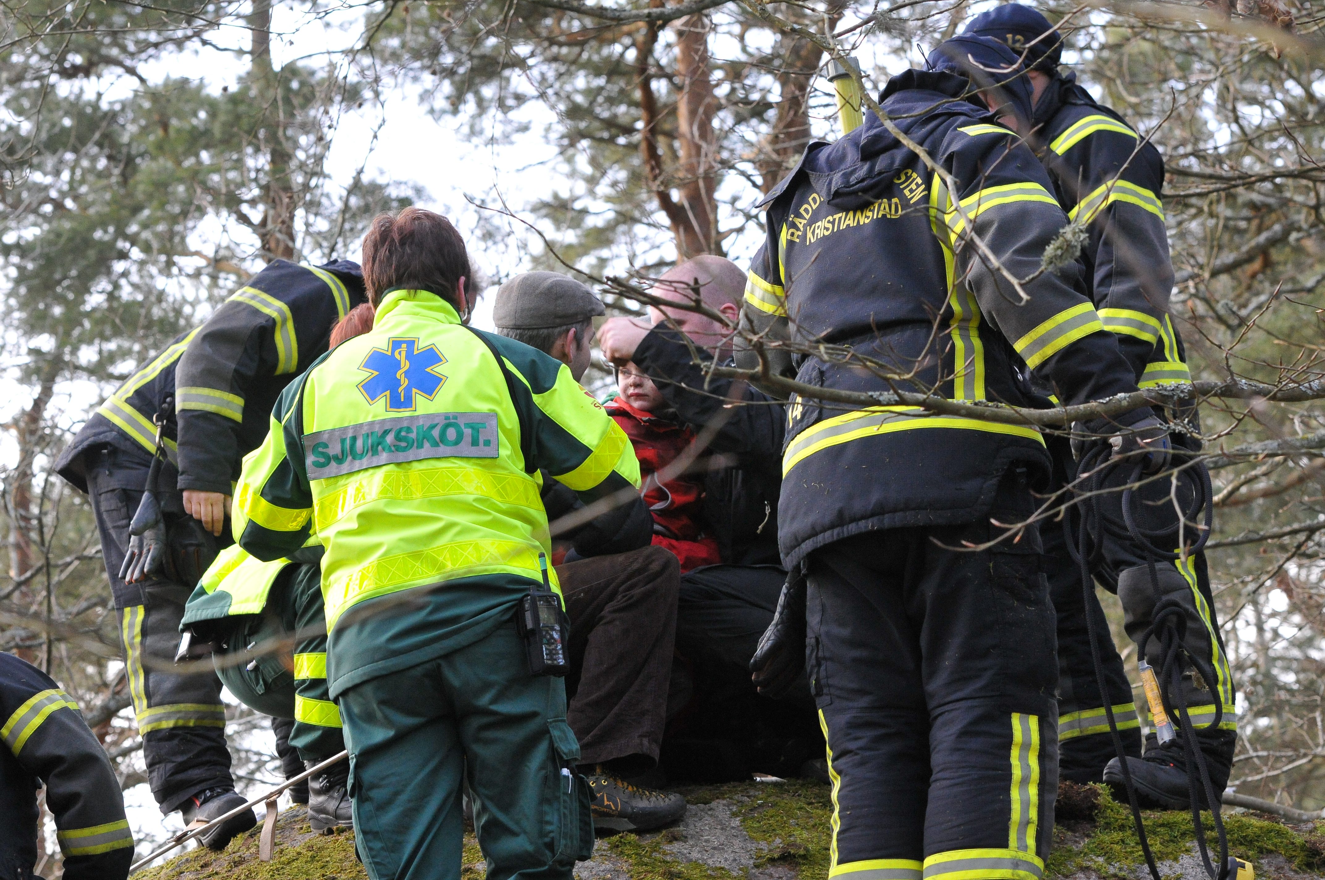 Efter fem timmar lyckas ett stort räddningspådrag få loss en 3-årig pojke som satt fast mellan två klippblock i strövområdet Kjugekull norr om Kristianstad. 