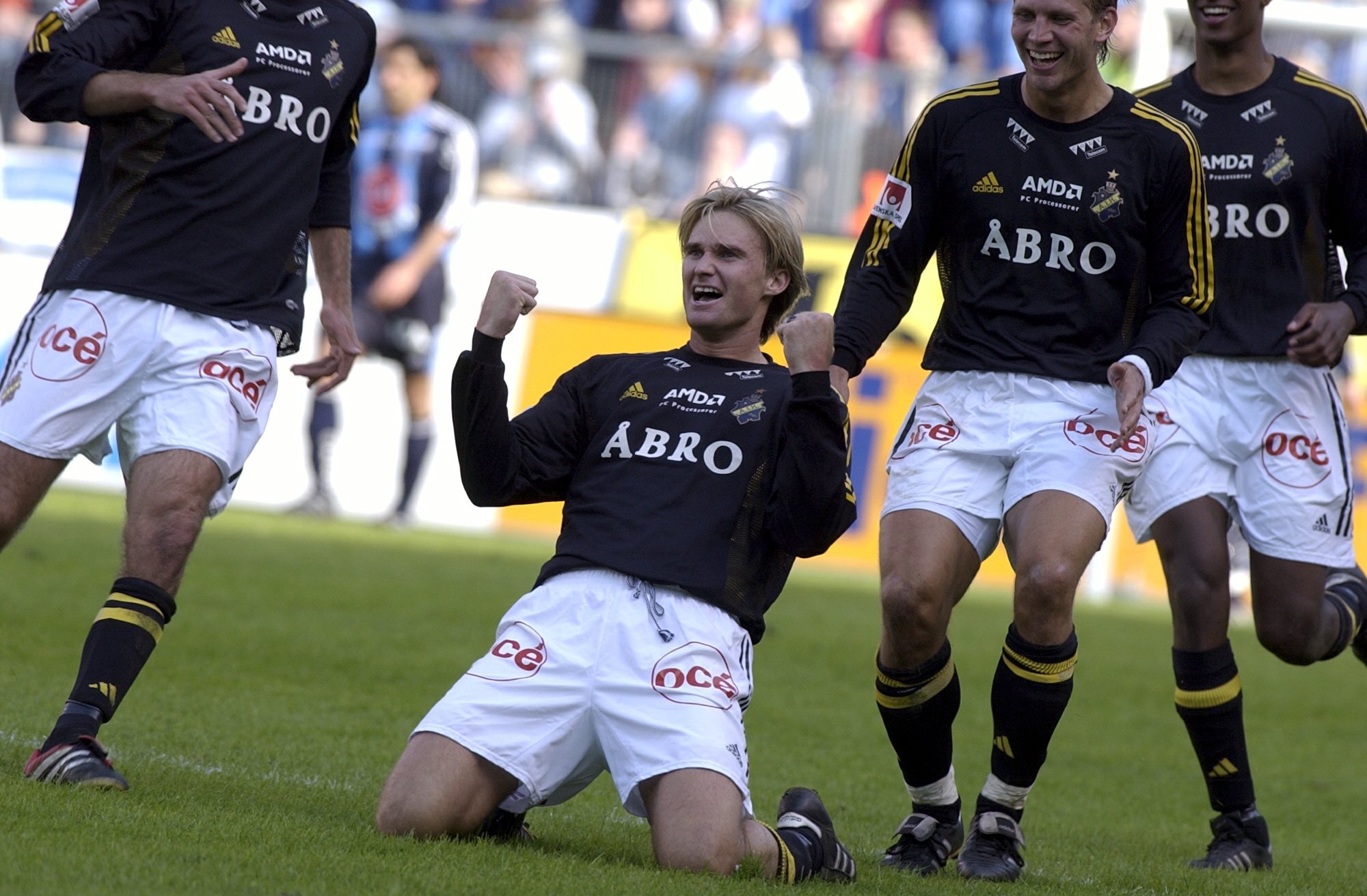 Andreas Andersson skriker ut sin glädje på Råsundas gräsmatta. 2002. Notera väl att han inte filmar, utan jublar - inget annat. Andreas Andersson skriker ut sin glädje på Råsundas gräsmatta. 2002. Notera väl att han inte filmar, utan jublar - inget annat.