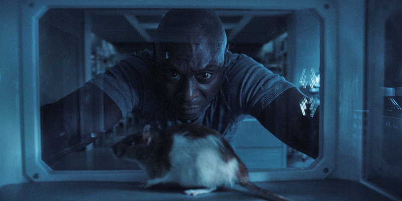 Lance Reddick (känd från 'The wire') spelar forskaren Albert Wesker i 'Resident Evil'. Labbmusen har fått en dos av det zombieframkallande T-viruset och snart ska det säljas till människor. Pressbild.