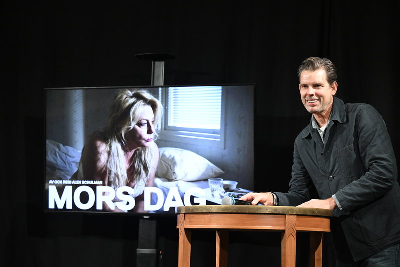 Helena Bergström gör rollen som mamman som inte vill bli firad i Alex Schulmans nyskrivna pjäs "Mors dag".
