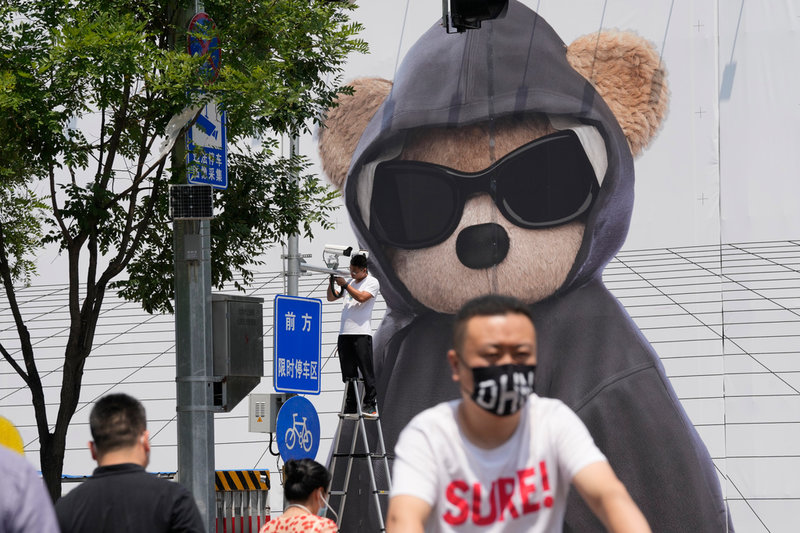 Ännu en övervakningskamera installeras vid ett köpcentrum i huvudstaden Peking. Arkivbild.