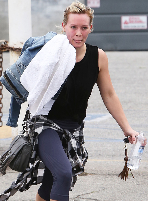 Hilary Duff lämnar gymmet i Hollywood. Hilary Duff lämnar gymmet i Hollywood.
