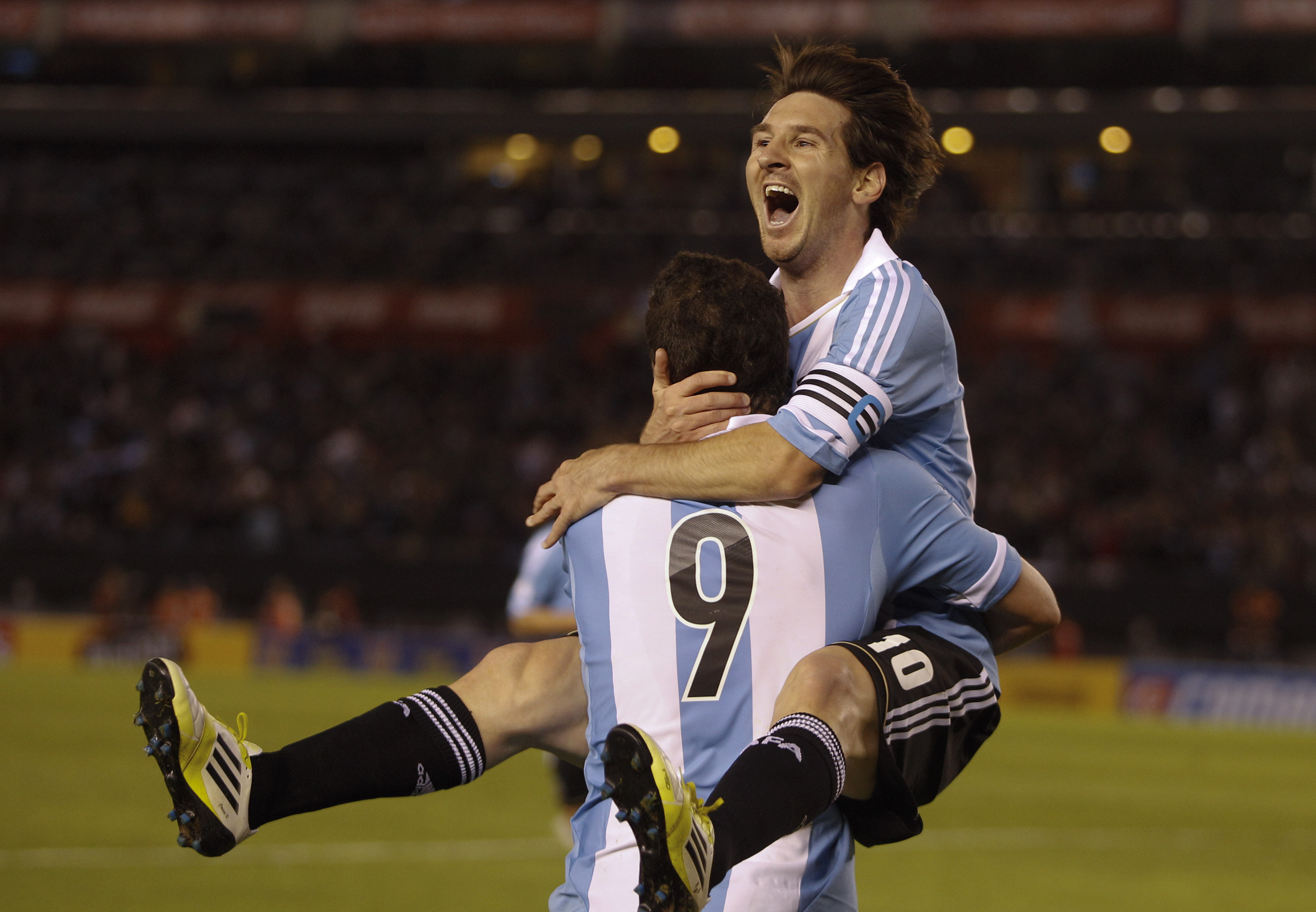 Snart blir det du som får bära på ett litet knyte i armarna Messi.