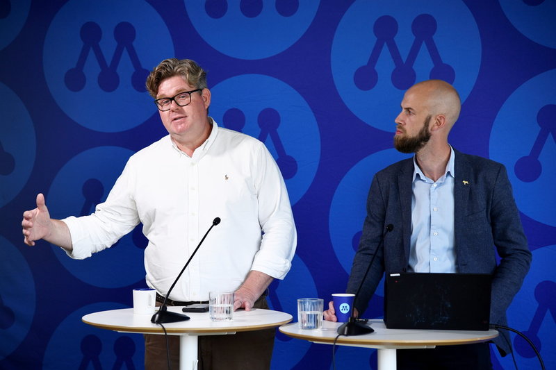 Moderaternas partisekreterare Gunnar Strömmer och energi- och näringspolitiska talesperson Carl-Oskar Bohlin håller en pressträff.