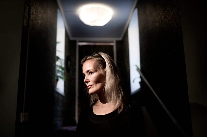 Lotta Olsson vill flytta från sin och makens lägenhet till något mer praktiskt, som inte ruvar på så många minnen. 'Nu har jag börjat varsamt sortera ut saker. Tidigare hade jag inte slängt en enda strumpa efter honom', säger hon.