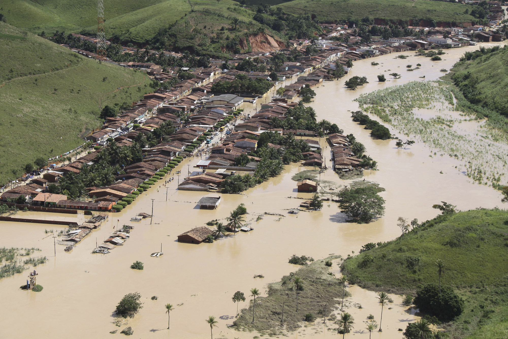 Översvämningen i nordöstra Brasilien har redan kostat 38 liv.