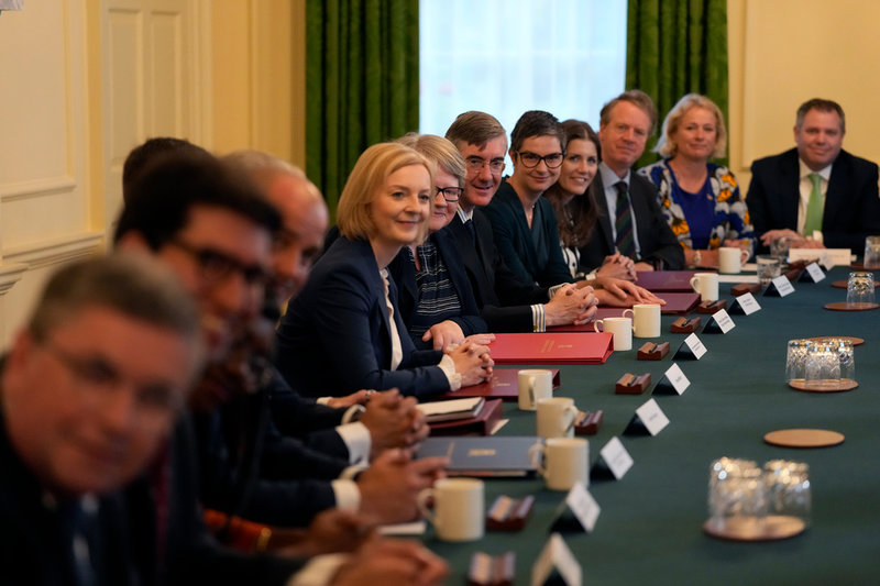 Liz Truss håller i sitt första regeringsmöte på 10 Downing Street.