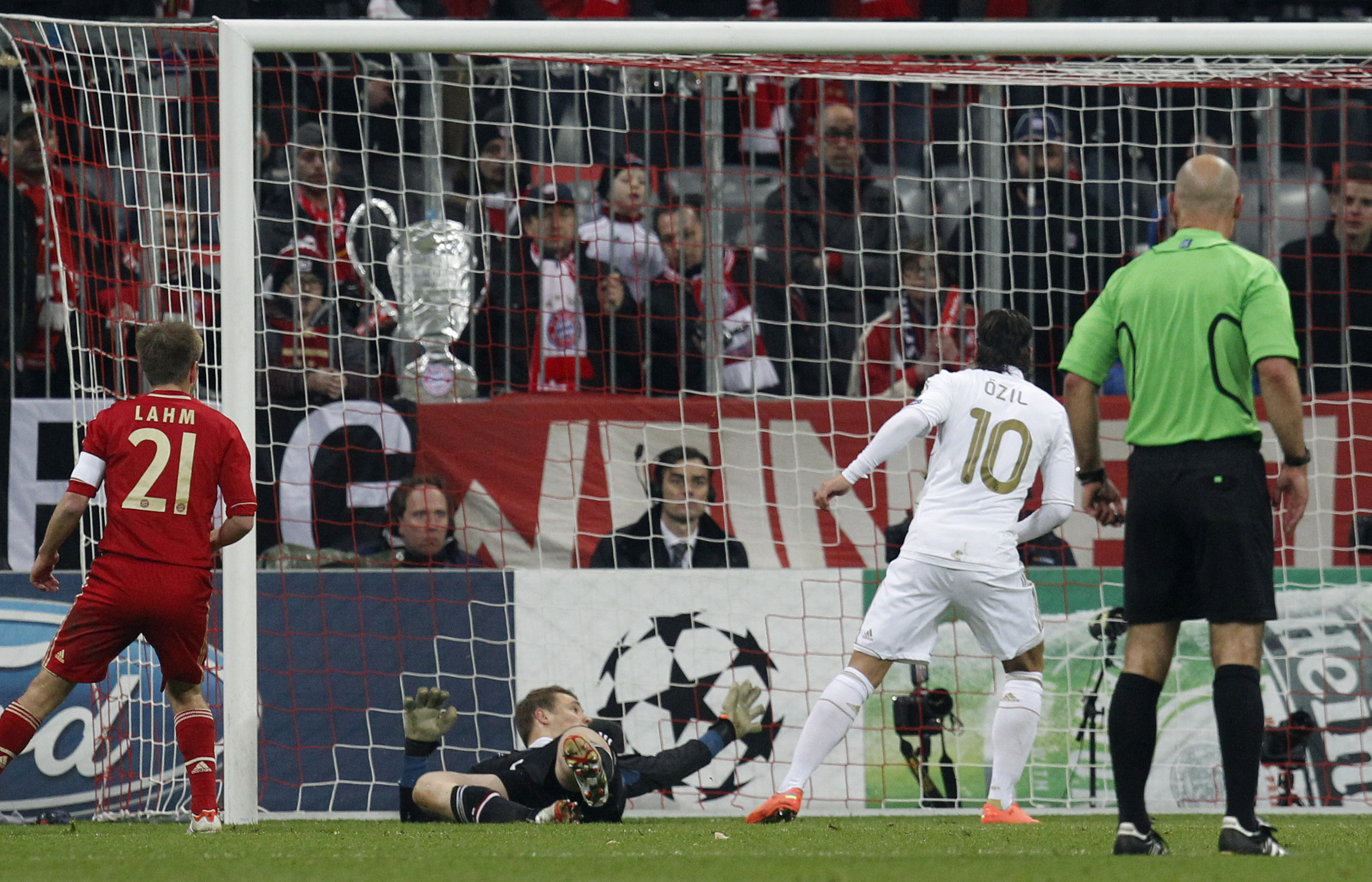 Men det blev en assist för portugisen. Bayerns målvakt Manuel Neuer är helt chanslös när Mesut Özil gör 1-1 från nära håll. Men det blev en assist för portugisen. Bayerns målvakt Manuel Neuer är helt chanslös när Mesut Özil gör 1-1 från nära håll.