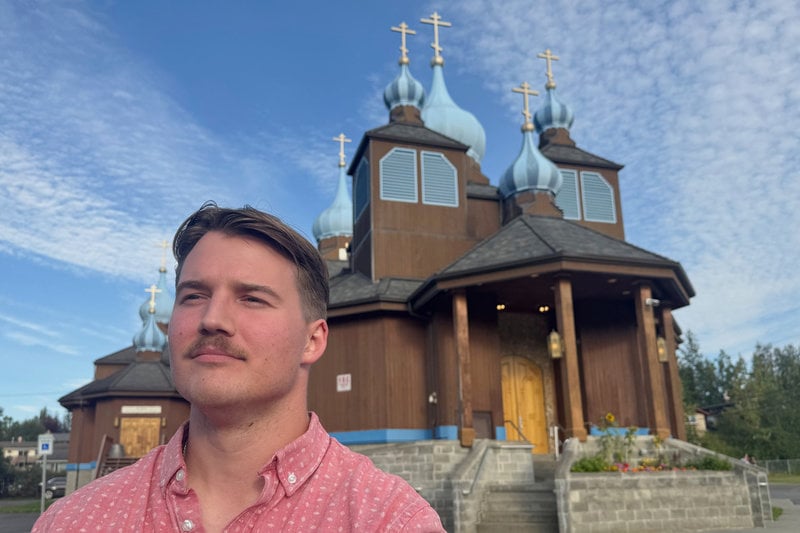 Ryskfödde Mark Kalasjnikov tycker att det är bra att det finns en dialog mellan Trump och Putin. Bild tagen tidigare i veckan utanför en ortodox kyrka i Anchorage.