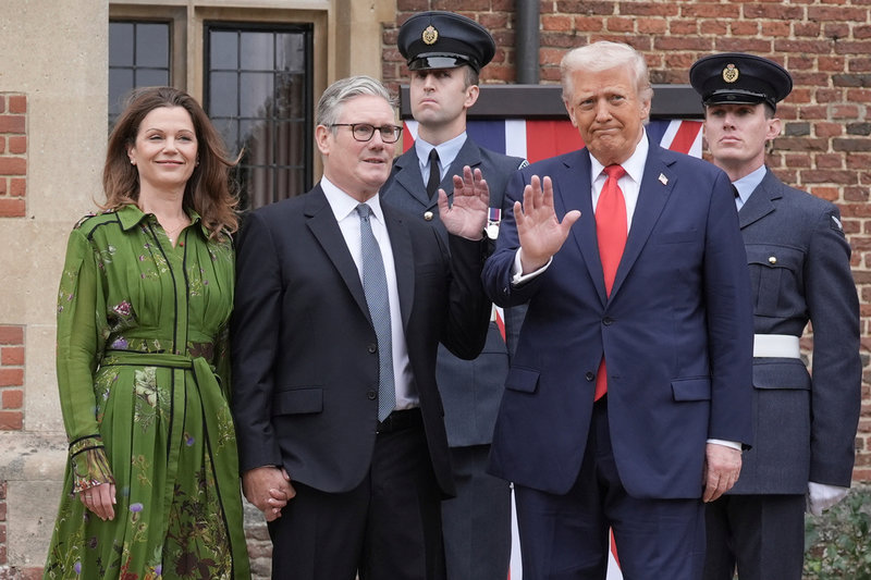 USA:s president Donald Trump välkomnas av Storbritanniens premiärminister Keir Starmer och hans fru Victoria Starmer på premiärministerns officiella lantställe Chequers på torsdagen.