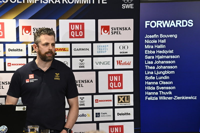 Damkronornas förbundskapten Ulf Lundberg under OS-truppsläppet.