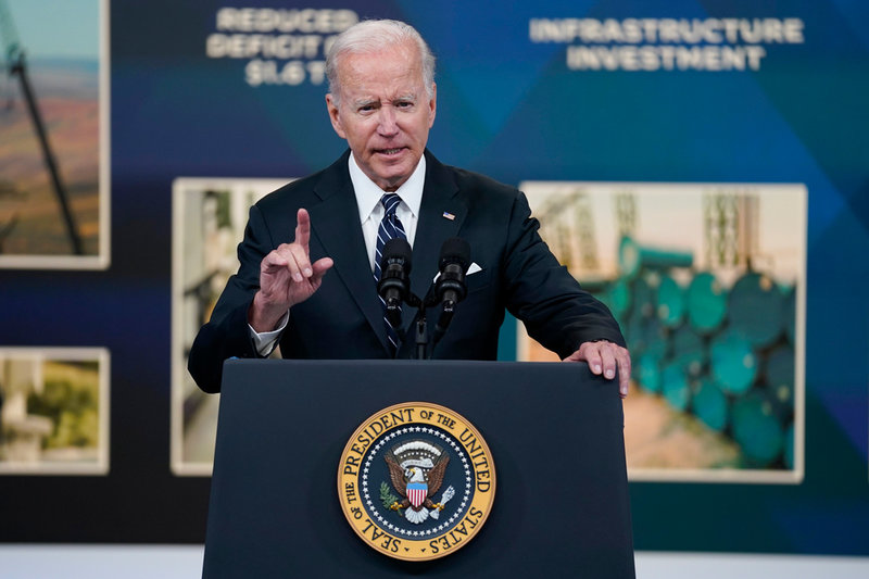 USA:s president Joe Biden talar om höga drivmedelspriser strax före midsommar.
