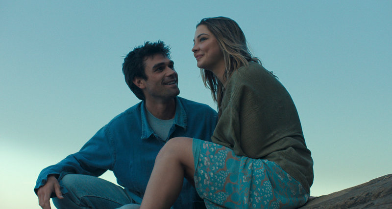 KJ Apa och Madelyn Cline i Lasse Hallströms film "The map that leads you".