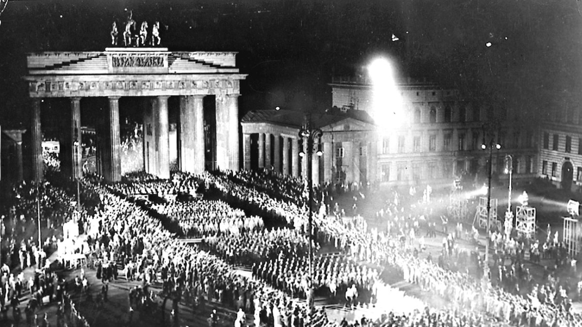 På 30- och 40-talet marscherade Hitlers nazister med facklor på tyska gator.