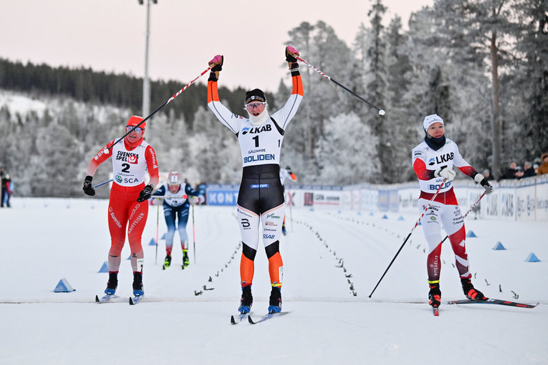Maja Dahlqvist höjer armarna i luften efter att ha spurtbesegrat Jonna Sundling, till höger, och Nadine Fähndrich.