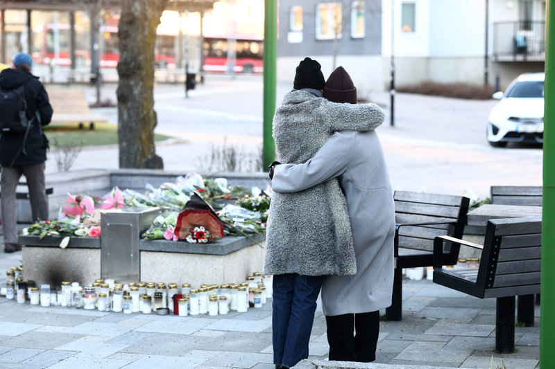 Sörjande vid minnesplatsen vid Rönninge torg i Salem på måndagen.