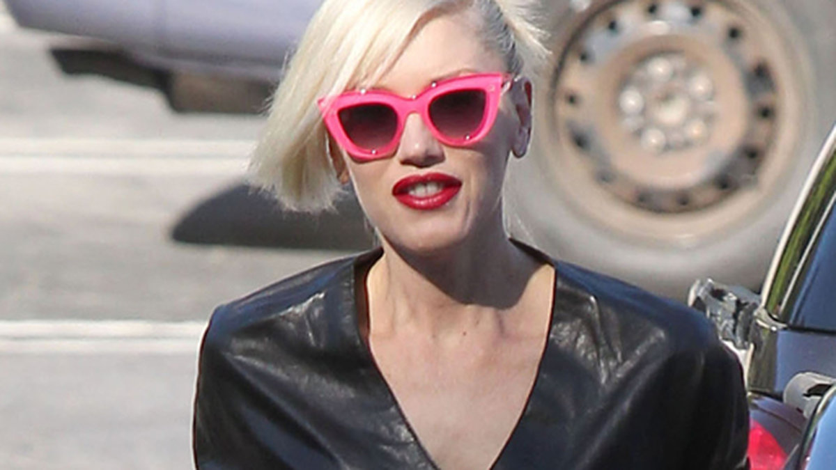 Gwen Stefani rockar rosa brillor.