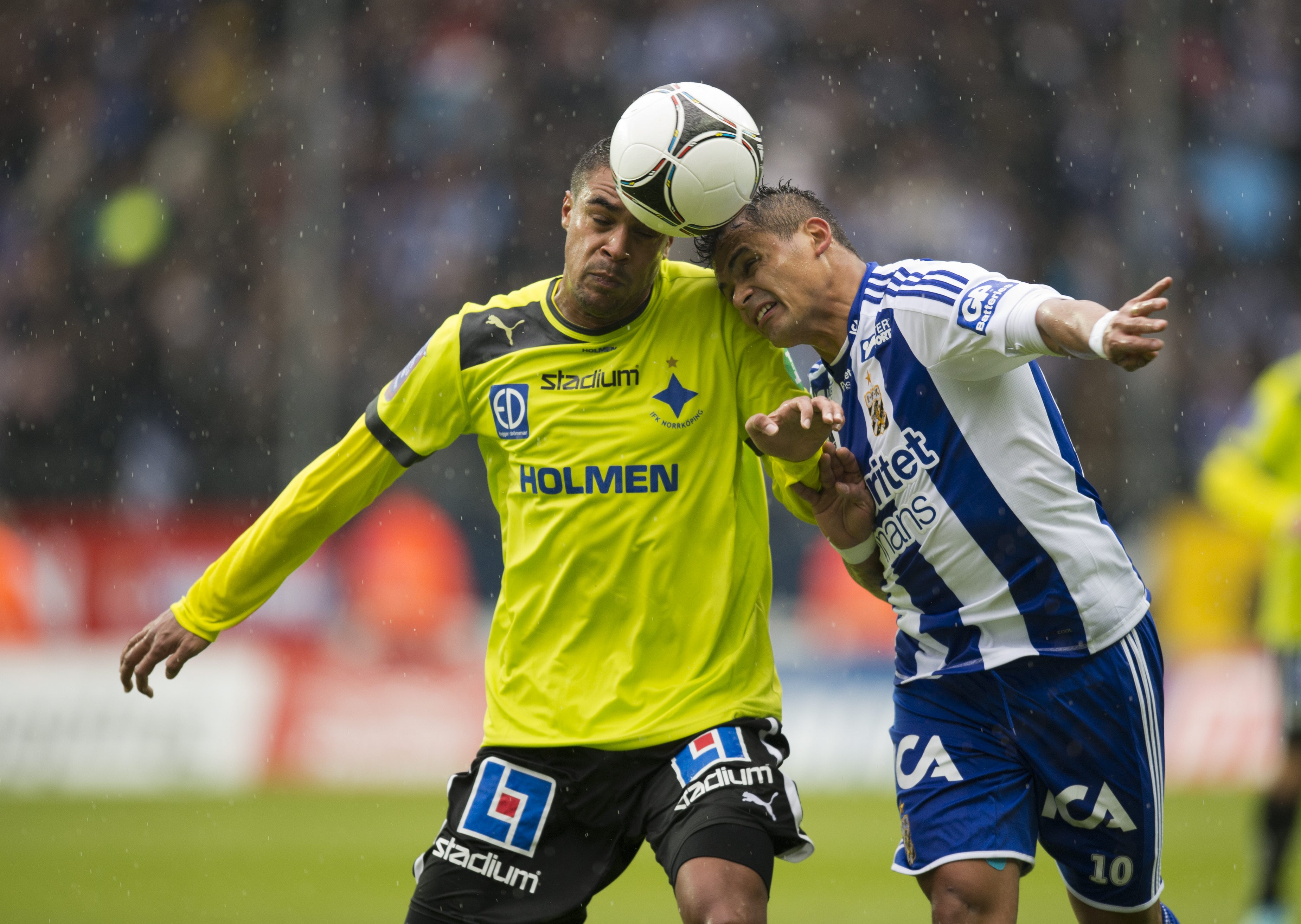 IFK Göteborgs brasse Daniel Sobralense i duell med Norrköpingsbacken Bobbie Friberg da Cruz.