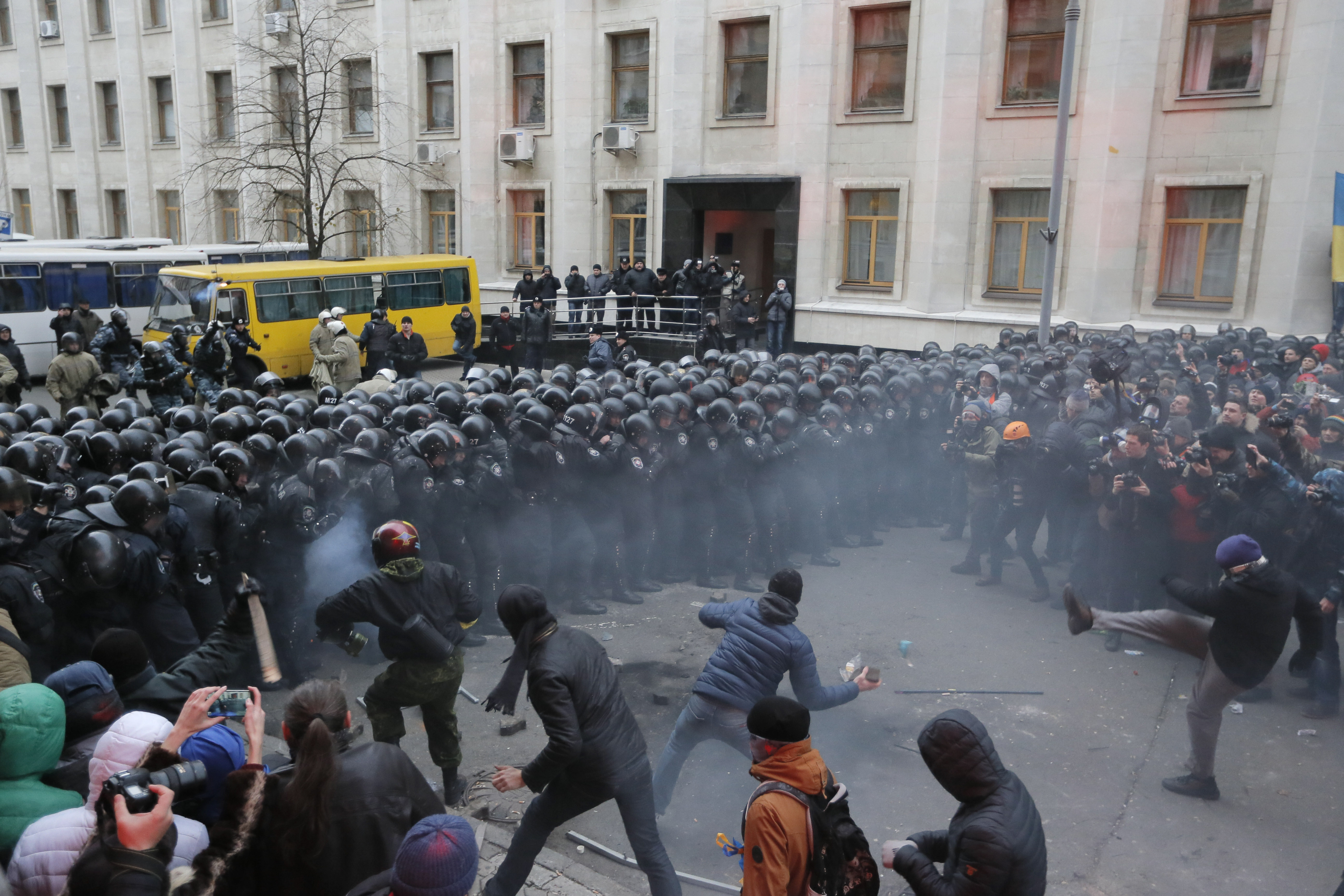 Polisen pressades tillbaka när demonstranter intog centrala Kiev på söndagen. Polisen pressades tillbaka när demonstranter intog centrala Kiev på söndagen.