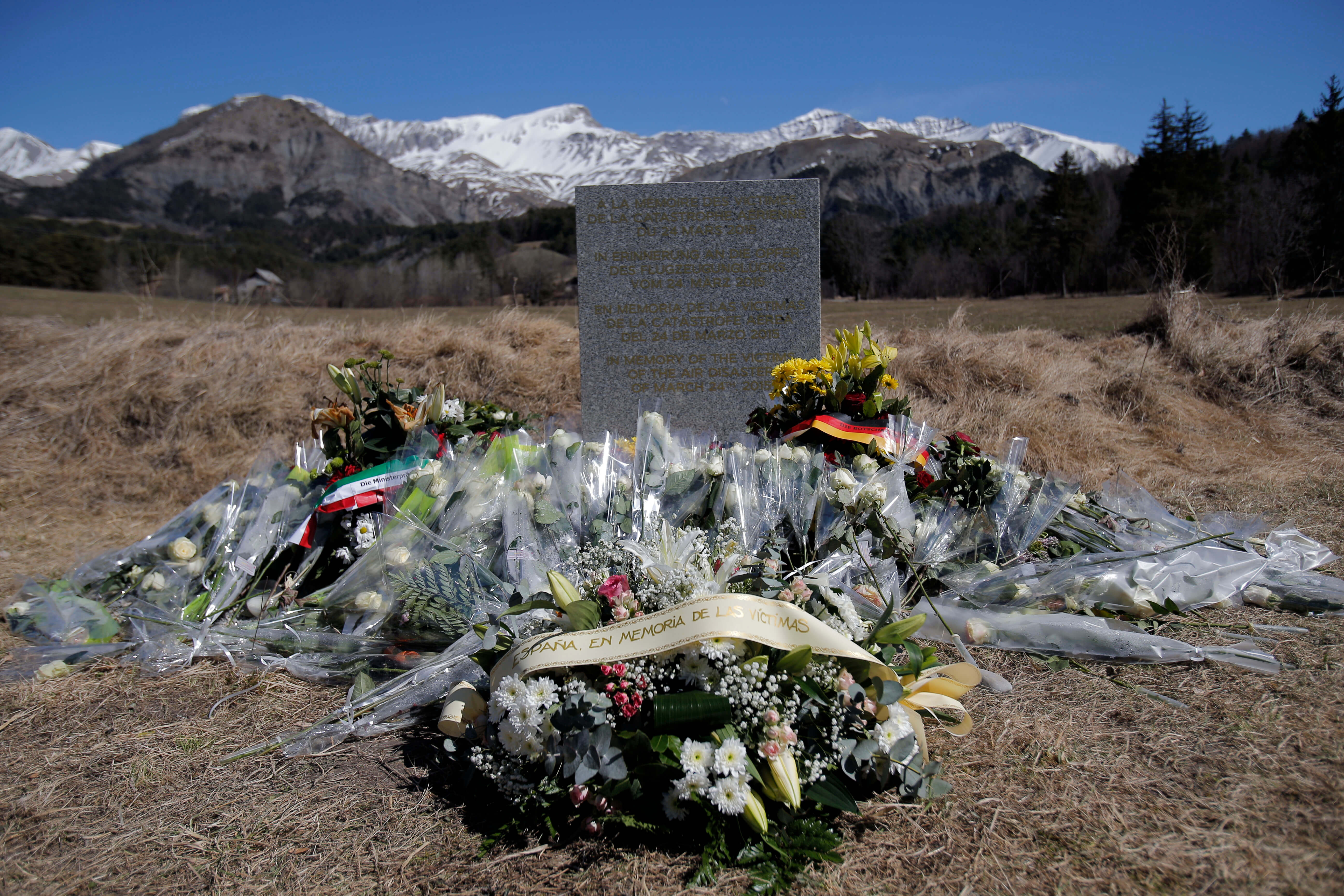 Germanwings Flight 9525 lyfte från Barcelona den 24 mars 2015. Målet var Düsseldorf, men planet störtade på vägen. 160 personer miste livet i kraschen. Piloten Andreas Lubitz ska ha utfört ett antal manövers som gjorde att planet kraschade. Det mesta talar för att han gjorde det med flit. Germanwings Flight 9525 lyfte från Barcelona den 24 mars 2015. Målet var Düsseldorf, men planet störtade på vägen. 160 personer miste livet i kraschen. Piloten Andreas Lubitz ska ha utfört ett antal manövers som gjorde att planet kraschade. Det mesta talar för att han gjorde det med flit.