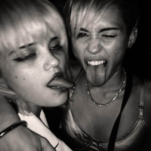 Miley Cyrus kär vidare på sin tunggrej. 