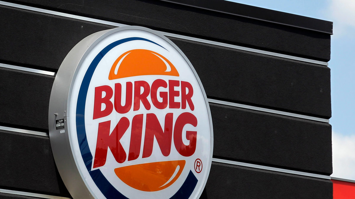 Burger king har ansökt om tillstånd att servera alkohol på fyra restauranger i Storbritannien.