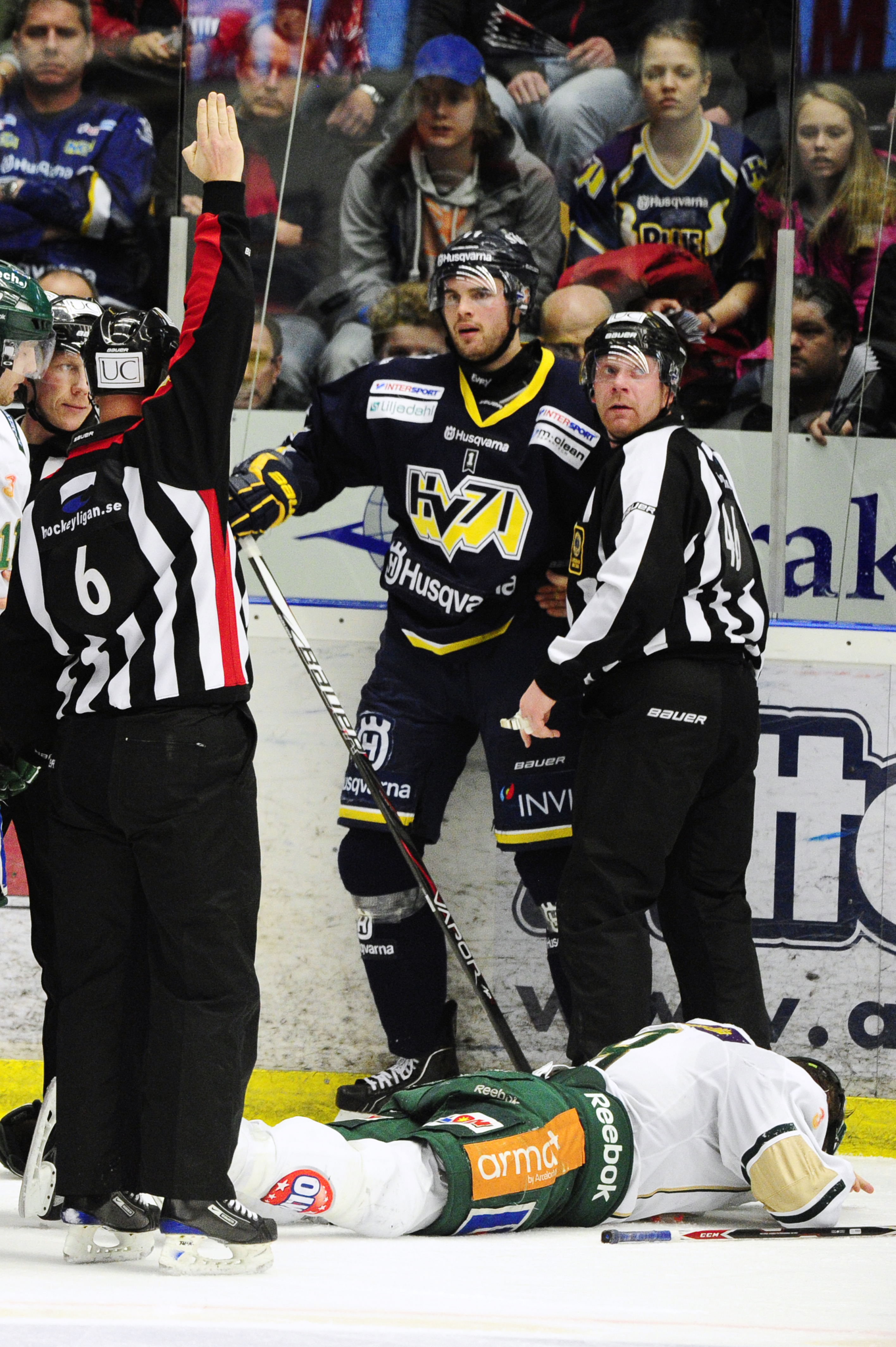 Direkt efter crosscheckingen fick Joensuu matchstraff, men fick ingen förlängd avstängning för händelsen. Direkt efter crosscheckingen fick Joensuu matchstraff, men fick ingen förlängd avstängning för händelsen.