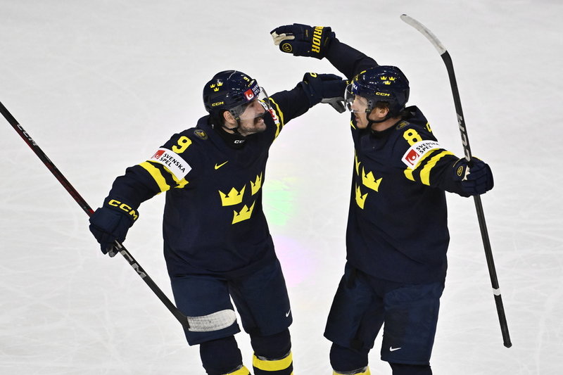 Filip Forsberg, till vänster, firar med Jonas Brodin som sköt kvitteringen.