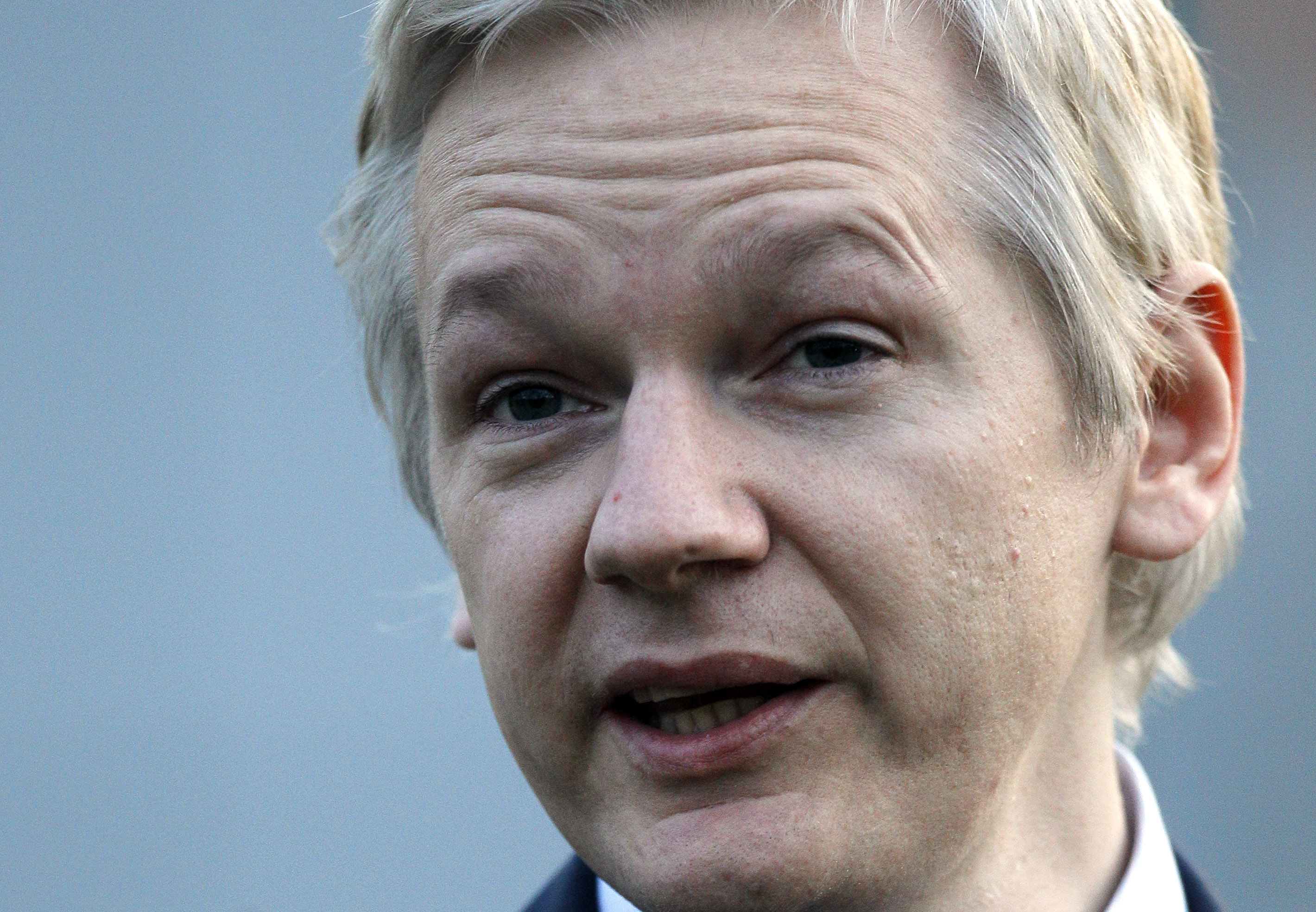 Wikileaks tvingas stänga ner till följd av en "finansiell blockad."