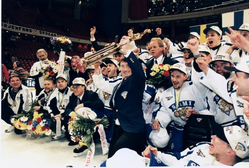 Finlands svenske förbundskapten Curre Lindström sträcker VM-pokalen i skyn efter segern mot Tre Kronor i VM-finalen i ishockey i Globen 1995.