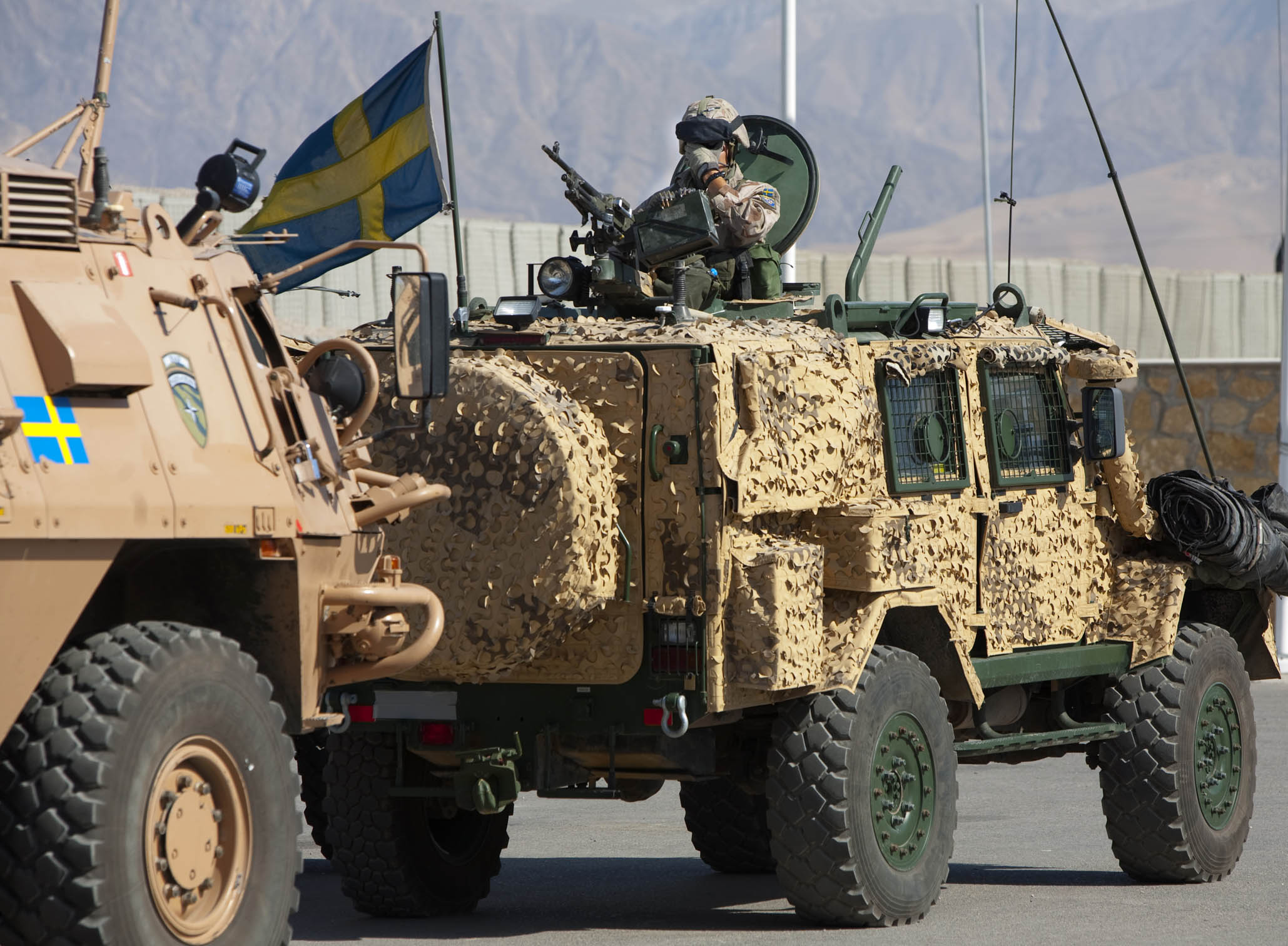 En informatör från Försvarsmakten säger att de känsliga uppgifterna kan skapa bekymmer för svensk trupp.
