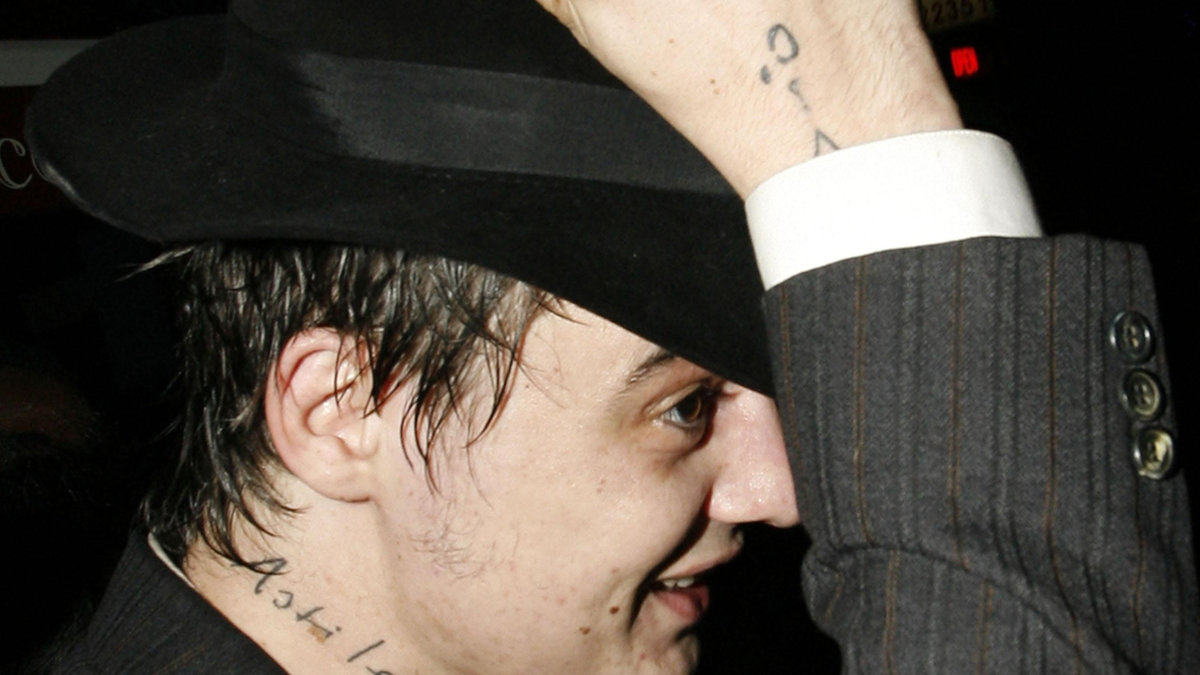 Pete Doherty tatuerade in sin son Astiles namn på halsen. Riktigt sött!