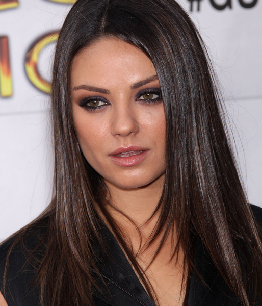 Mila Kunis tvättar ansiktet noga varje kväll och tipsar om att köpa ett par nya örngott. Byt dem sedan ofta så slipper du ligga och gnugga din rena hy mot en smutsig kudde. Mila Kunis tvättar ansiktet noga varje kväll och tipsar om att köpa ett par nya örngott. Byt dem sedan ofta så slipper du ligga och gnugga din rena hy mot en smutsig kudde.