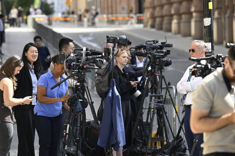 Media utanför Rosenbad inför handelssamtal i Stockholm mellan USA och Kina.