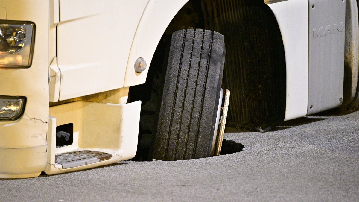 Slukhål på E18 i Västerås stänger vägen mot Örebro – trafikstörningar hela dagen