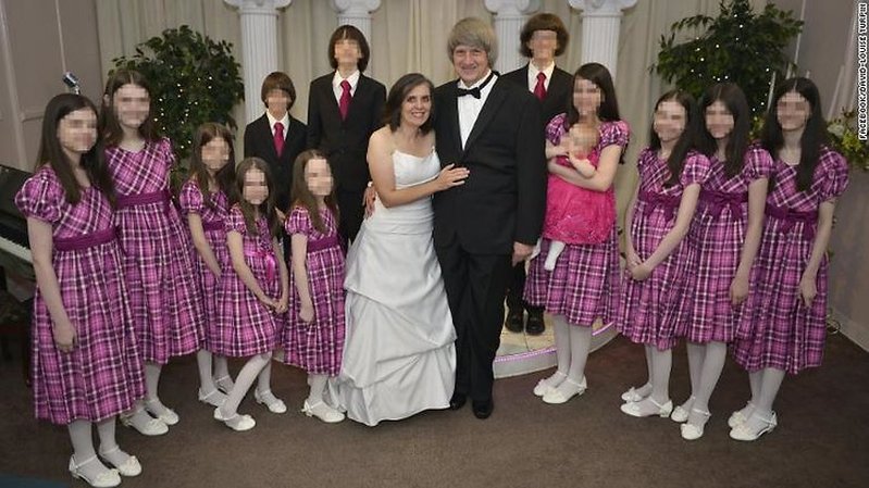 David och Luise förnyade sina löften med alla barnen som vittnen. David och Luise förnyade sina löften med alla barnen som vittnen.