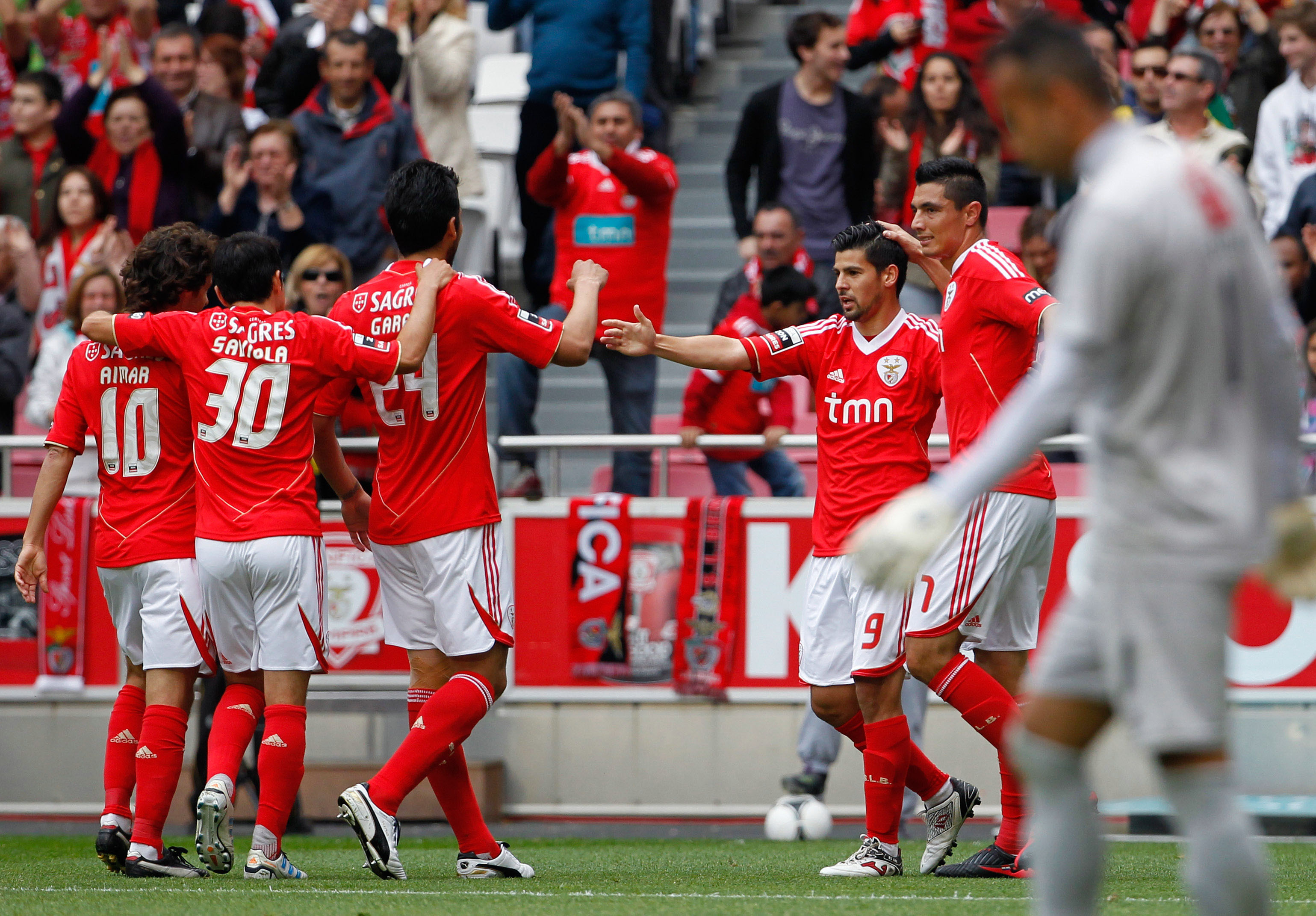 Benfica-spelarna välkomnas av örnen inför hemmamatcherna på Estadio da Lúz i Lissabon.
