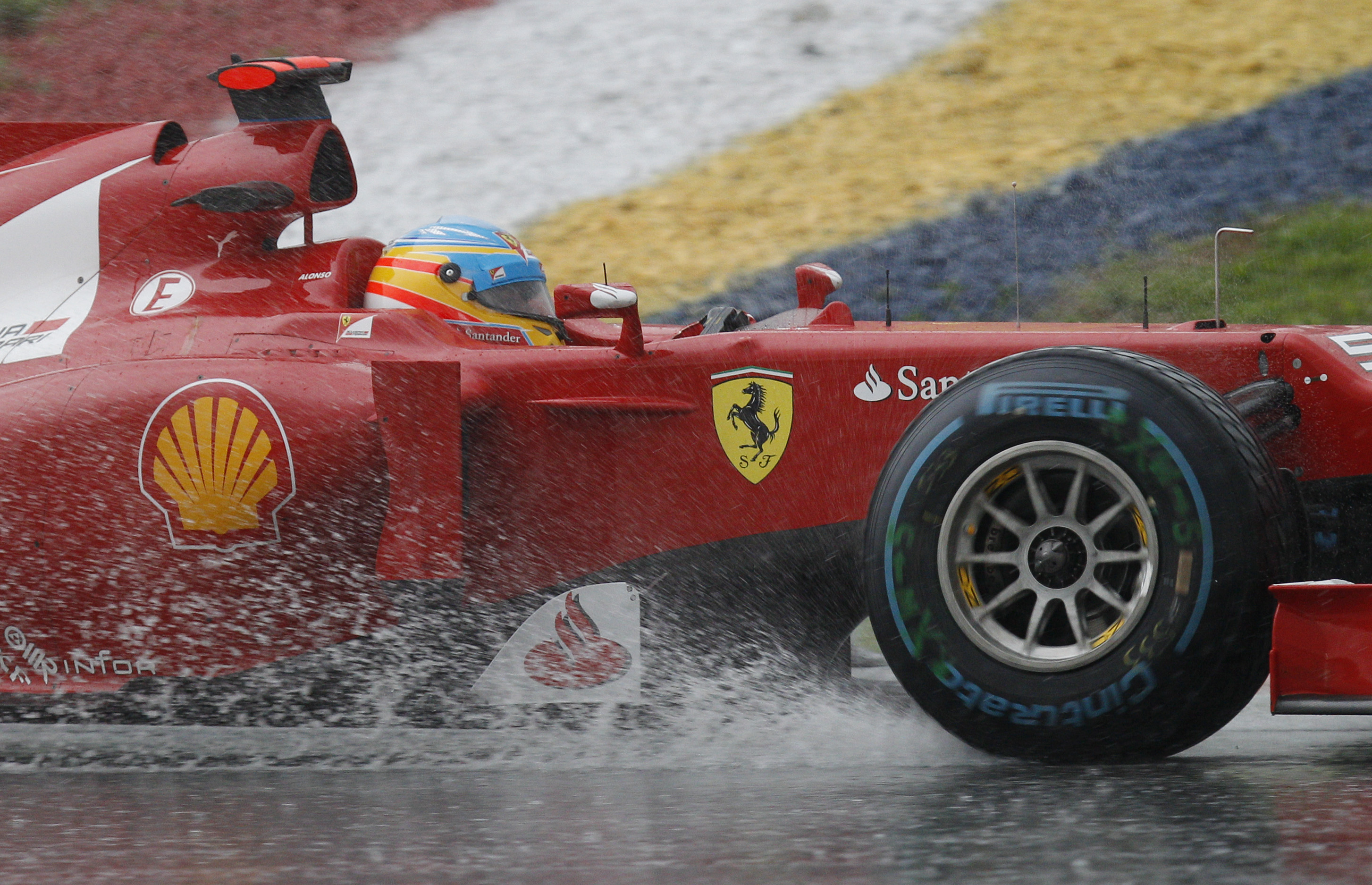 Det har pratats om att Ferrari är en i en svacka och till en början såg Fernando Alonso ut att ha det kämpigt.