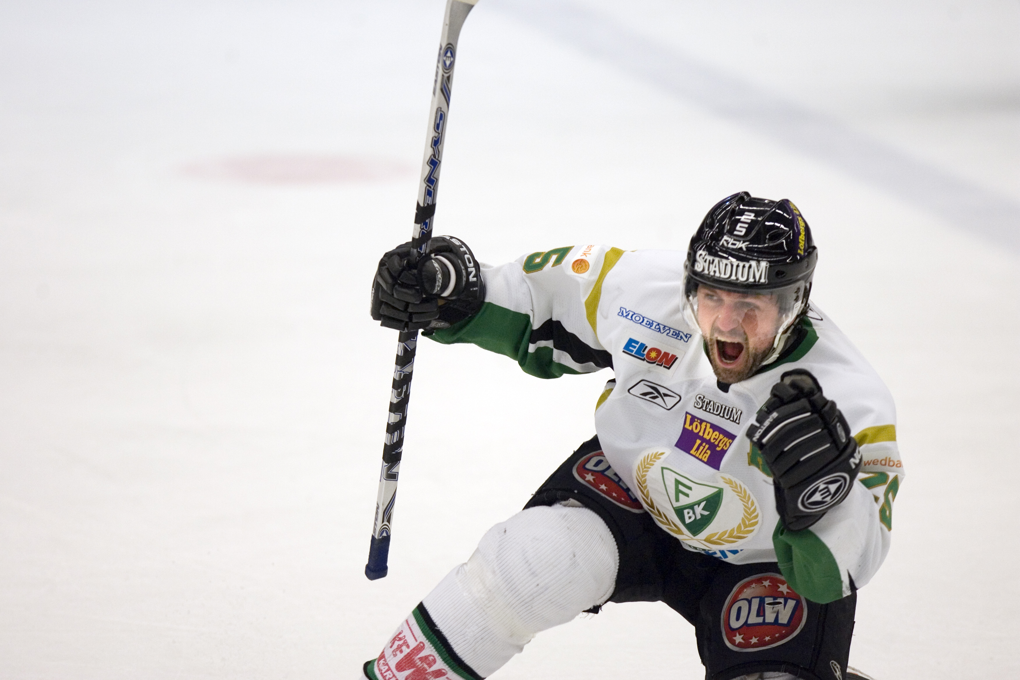 Färjestads dito Thomas Rhodin förlorade tidernas längsta match i Elitserien. Trösten för Rhodin var att Färjestad vann semifinalserien mot Leksand och sedan även tog SM-guldet säsongen 1996/1997. Färjestads dito Thomas Rhodin förlorade tidernas längsta match i Elitserien. Trösten för Rhodin var att Färjestad vann semifinalserien mot Leksand och sedan även tog SM-guldet säsongen 1996/1997.
