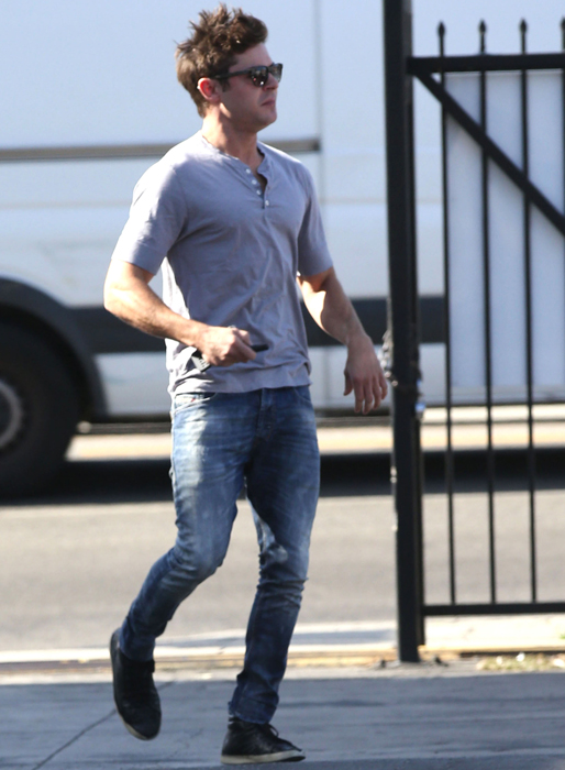 Zac Efron ränner runt i Hollywood. Zac Efron ränner runt i Hollywood.